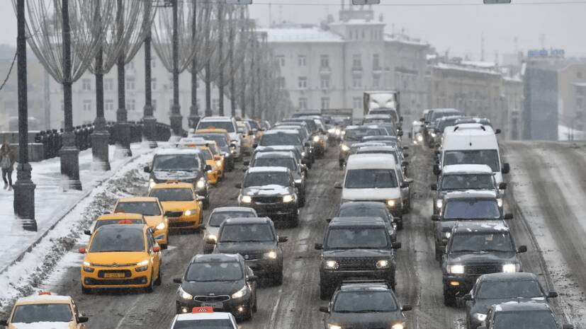 В праздничные дни трафик на автомагистралях напряженный.jpg