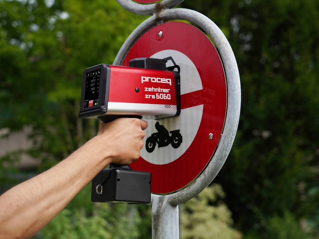 Ретрорефлектометр - специальный прибор для измерения видимости дорожных знаков.jpg