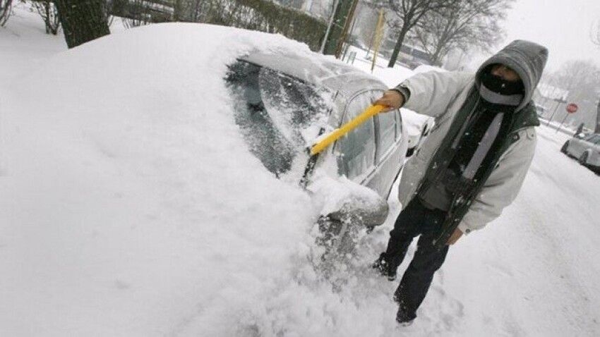 Зимой важно очищать машину от снега, чтобы не спровоцировать ДТП.jpg